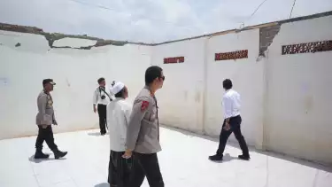 Kapolres Situbondo AKBP Rezi Dharmawan pantau ambruknya bangunan Pondok Pesantren Salafiyah di Situbondo