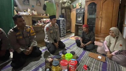 Tangis Keluarga Santriwati Korban Meninggal Ambruknya Atap Ponpes Salafiyah Situbondo: Saya Ikhlas