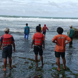 Dihantam Ombak Besar, Kapal Nelayan Terbalik di Pantai Nglolang Gunungkidul: Satu ABK Selamat, Satu Hilang