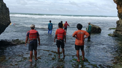 Dihantam Ombak Besar, Kapal Nelayan Terbalik di Pantai Nglolang Gunungkidul: Satu ABK Selamat, Satu Hilang