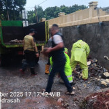 Hujan Deras Sebabkan Tembok TPU Jeruk Purut Ambruk, Jalan Sempat Ditutup