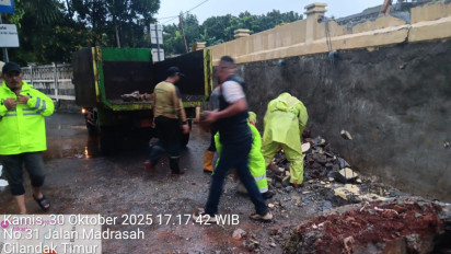 Hujan Deras Sebabkan Tembok TPU Jeruk Purut Ambruk, Jalan Sempat Ditutup