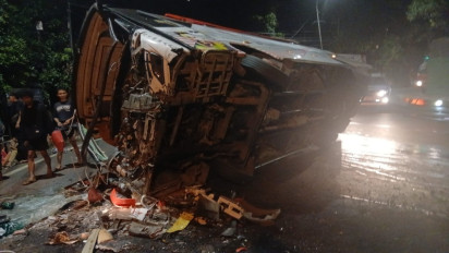 Bus Rombongan Hajatan Terguling Usai Tabrak Truk dan Minibus di Jalan Raya Tegal-Purwokerto