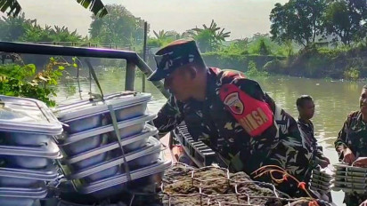 MBG Daerah Terpencil Sidoarjo Didistribusikan dengan Perahu Selama 2 Jam Perjalanan