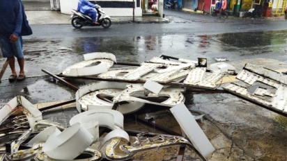 Cuaca Ekstrem di Kota Yogyakarta, Papan Nama Toko Es Krim Roboh Timpa Dua Petugas Parkir dan Dua Mobil