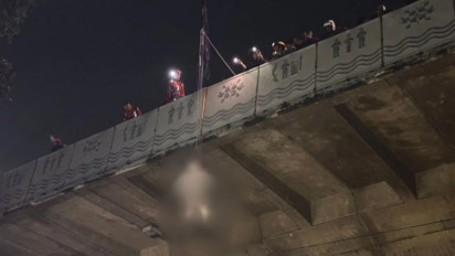Masih Pakai Helm, Malam-Malam Pria Tanpa Identitas Ditemukan Tewas Gantung Diri di Flyover Pasupati Bandung