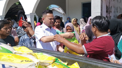 Warga Pelosok Desa di Kampar Dapat Sembako Gratis di Tengah Mahalnya Harga Cabai