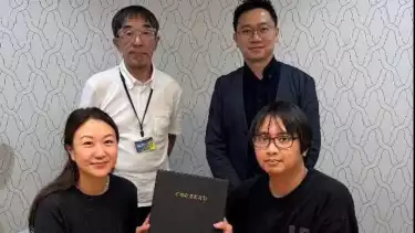 Muhammad Najib (kanan bawah) bersama Sui, pemilik properti sebelumnya, dalam proses akuisisi hotel belum lama ini di Tokyo.