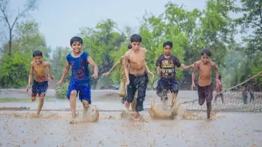 ilustrasi anak-anak bermain hujan