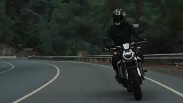 ilustrasi mengendarai motor