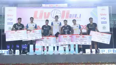 Rivan Nurmulki dan para pemain peraih penghargaan individu di Livoli Divisi 1 2025.