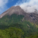 Merapi dan Marapi Erupsi Hampir Bersamaan, Awan Panas Meluncur 2 Kilometer