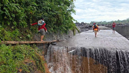 Tanggul Jebol Diterjang Lahar Semeru, Siswa di Lumajang Harus Meniti Kayu ke Sekolah