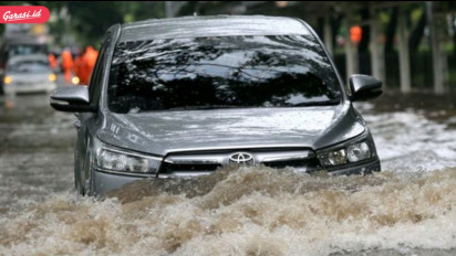 Banjir Dimana-mana, Permintaan Derek hingga Jumper Aki Kendaraan di Musim Hujan Meroket Tajam