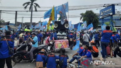 Ratusan Buruh Blokir Jalan Pantura Bekasi Imbas PHK Massal Multistrada