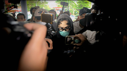 Berita Foto : Kenakan Jaket Hitam dan Masker, Onadio Leonardo Tiba di Polres Jakbar Usai Jalani Asesmen