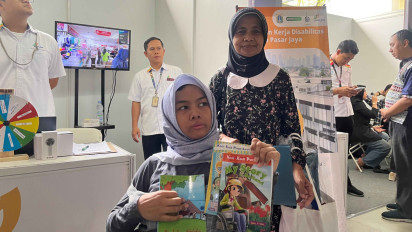 Penyandang Disabilitas Lulusan Sarjana Hukum Ini Cari Kerja ke Job Fair, Pamerkan Karya Buku Hingga Sertifikat Penghargaan