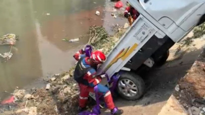 Salah Injak Pedal, Mobil Pikap Nyebur ke Kali Sunter, Pengemudi Berhasil Menyelamatkan Diri
