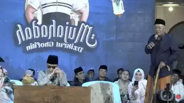 Yai Mim di acara pengajian Pondok Pesantren Ora Aji milik Gus Miftah