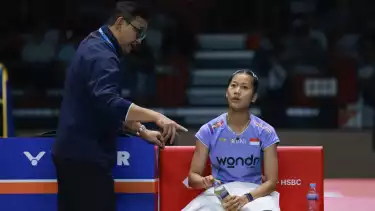 Imam Tohari saat memberikan arahan untuk Putri KW di ajang Hylo Open 2025