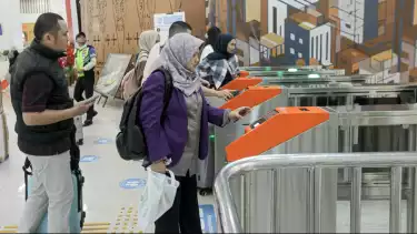 Kereta cepat Whoosh di peron Stasiun Halim, Jakarta Timur, Selasa (4/11/2025).