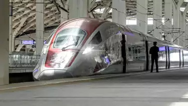 Kereta cepat Whoosh di peron Stasiun Halim, Jakarta, Selasa (4/11/2025).