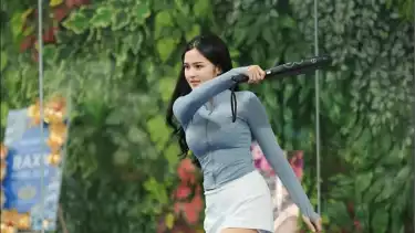 Bella Bonita bermain padel