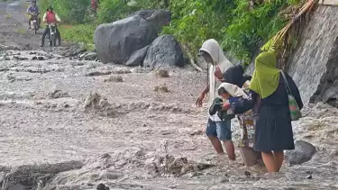 warga terobos aliran lahar semeru sambil gendong balita