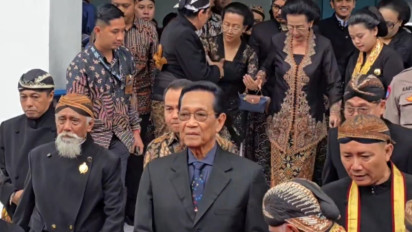 Sri Sultan Hamengku Buwono X Melayat Paku Buwono XIII di Keraton Surakarta