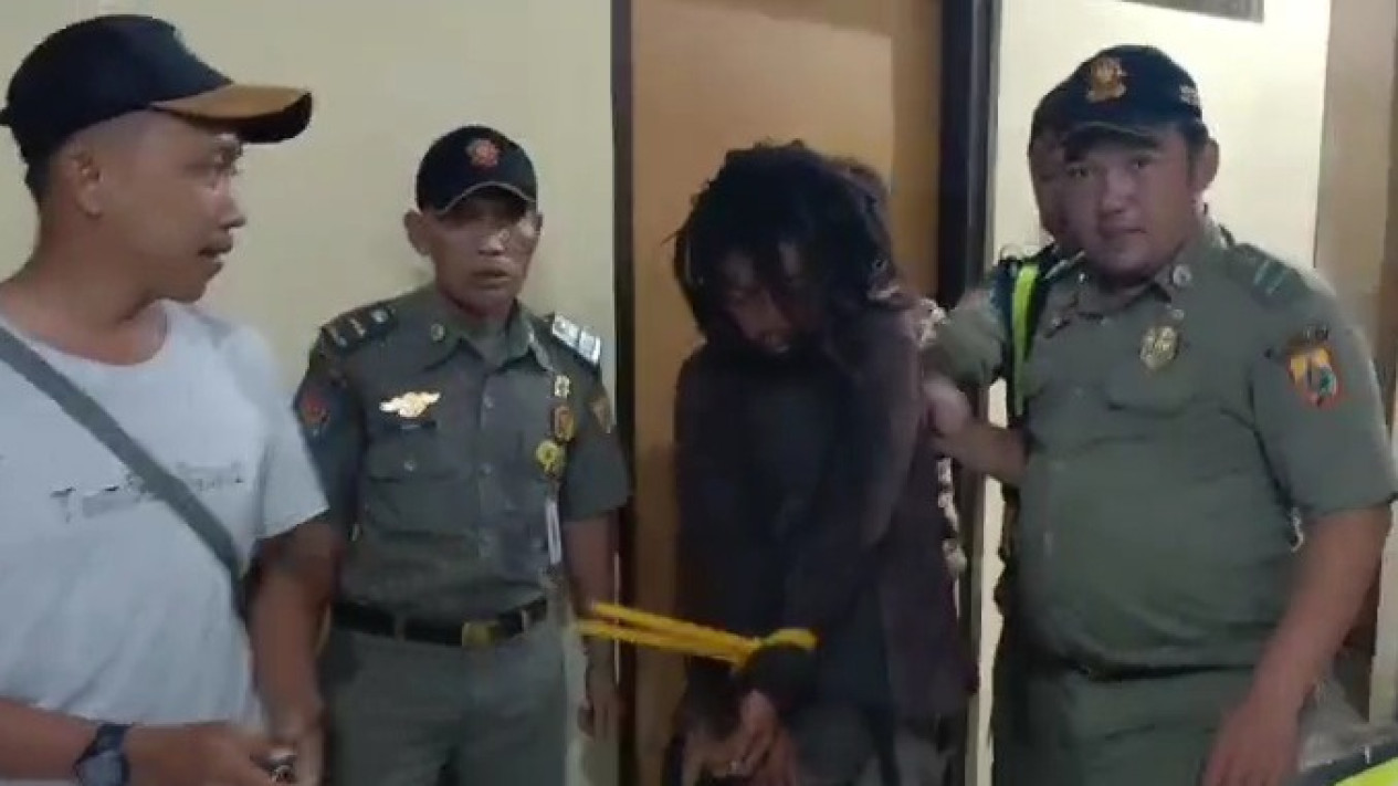 Pria ODGJ Curi Motor Warga di Pemalang, Warga Ramai-Ramai Cegat Sebelum Kabur
            - galeri foto