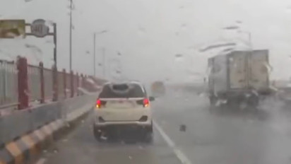 Hujan Badai Goncang Jembatan Suramadu, Pengendara Menepi karena Takut