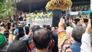 Peti jenazah Raja Keraton Surakarta, Pakubuwono (PB) XIII tiba di kompleks Makam Imogiri, Kabupaten Bantul, DI Yogyakarta, Rabu (5/11/2025) siang.