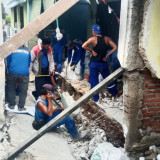 Lima Rumah Rusak Akibat Erosi Tanah di Jaktim, Pemkot Imbau Tidak Dirikan Bangunan Tembok di Atas Saluran Air