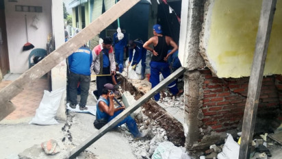 Lima Rumah Rusak Akibat Erosi Tanah di Jaktim, Pemkot Imbau Tidak Dirikan Bangunan Tembok di Atas Saluran Air