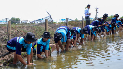 BRI Ajak Generasi Muda Jaga Ekosistem Lingkungan Melalui Penanaman Mangrove dan Pengelolaan Limbah Plastik