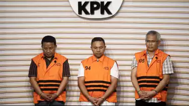 Gubernur Riau Abdul Wahid (tengah) mengenakan rompi oranye KPK usai ditetapkan sebagai tersangka korupsi di Gedung Merah Putih KPK, Jakarta Selatan, Rabu (5/11/2025).