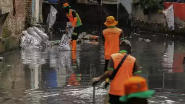 Berita Foto: Kali Krukut Dipenuhi Sampah, Petugas DLH Angkut 100 Kilogram per Hari