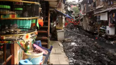 Berita Foto: Kali Krukut Dipenuhi Sampah, Petugas DLH Angkut 100 Kilogram per Hari