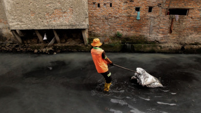Berita Foto: Kali Krukut Dipenuhi Sampah, Petugas DLH Angkut 100 Kilogram per Hari