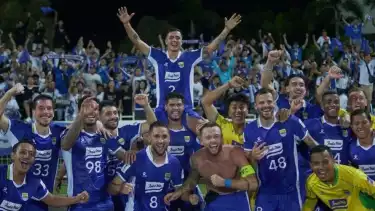 Pemain dan suporter Persib Bandung berpose bersama usai melawan Selangor FC di laga lanjutan AFC Champions League Two (ACL 2) di Malaysia