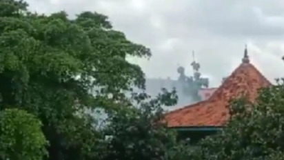 BREAKING NEWS! Suasana Penuh Kekacauan SMAN 72 Jakarta Usai Ledakan Terjadi Saat Ibadah Salat Jumat, Terlihat Asap Membumbung di Udara