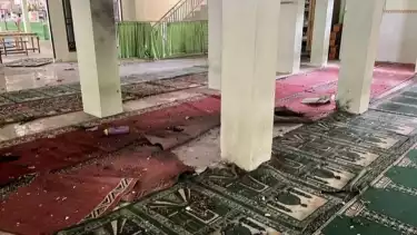 Kondisi masjid di SMAN 72 Jakarta usai ledakan, Jumat (7/11).