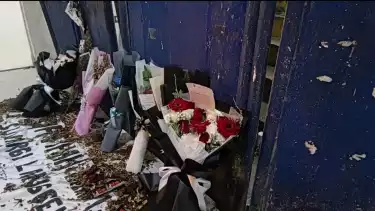 Karangan Bunga di Pintu 13 Stadion Kanjuruhan, Malang