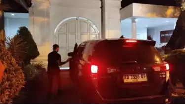 Dua Mobil Diduga Tim KPK Masuk Rumah Dinas Bupati Ponorogo Usai OTT Dugaan Jual Beli Jabatan