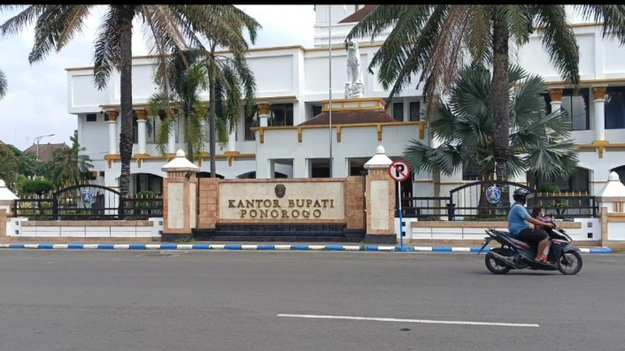 Pasca OTT KPK Bupati Ponorogo, Gerbang Pintu Masuk Pemkab Tertutup Rapat
            - galeri foto