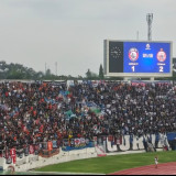 Aremania dan The Jakmania Tunjukkan Momen Akur dan Damai saat Laga Persija Jakarta Kontra Arema FC