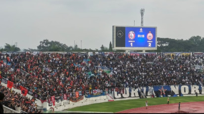 Aremania dan The Jakmania Tunjukkan Momen Akur dan Damai saat Laga Persija Jakarta Kontra Arema FC