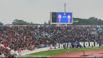 ‎Momen Aremania dan The Jakmania Duduk Bersebelahan di Satu Tribune yang Sama di Laga Arema FC vs Persija Jakarta