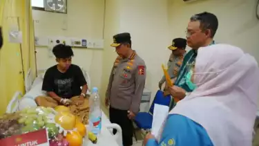 Kapolri Jenderal Polisi Listyo Sigit Prabowo menjenguk salah satu korban ledakan di SMAN 72 Kelapa Gading, yang dirawat di Rumah Sakit Islam Jakarta (RSIJ) Cempaka Putih, Jakarta Pusat, Sabtu (8/11).