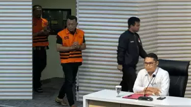 Plt Deputi Penindakan dan Eksekusi KPK, Asep Guntur Rahayu (kanan) memperlihatkan Bupati Ponorogo, Jawa Timur, Sugiri Sancoko (kedua kiri), sebagai tersangka kasus dugaan suap, di Gedung Merah Putih KPK, Jakarta, Minggu (9/11).